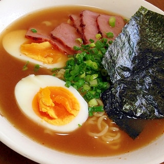 卵とチャーシューと海苔の味噌ラーメン